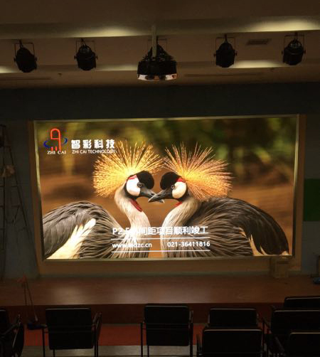 江蘇無錫協(xié)和學(xué)校P2.5室內(nèi)高清LED顯示屏現(xiàn)場(chǎng)效果圖片